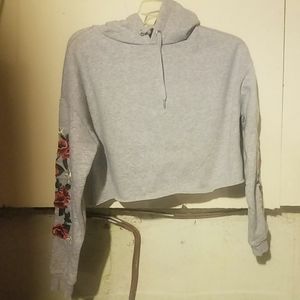Cropped Hoodie w Embroidered Roses